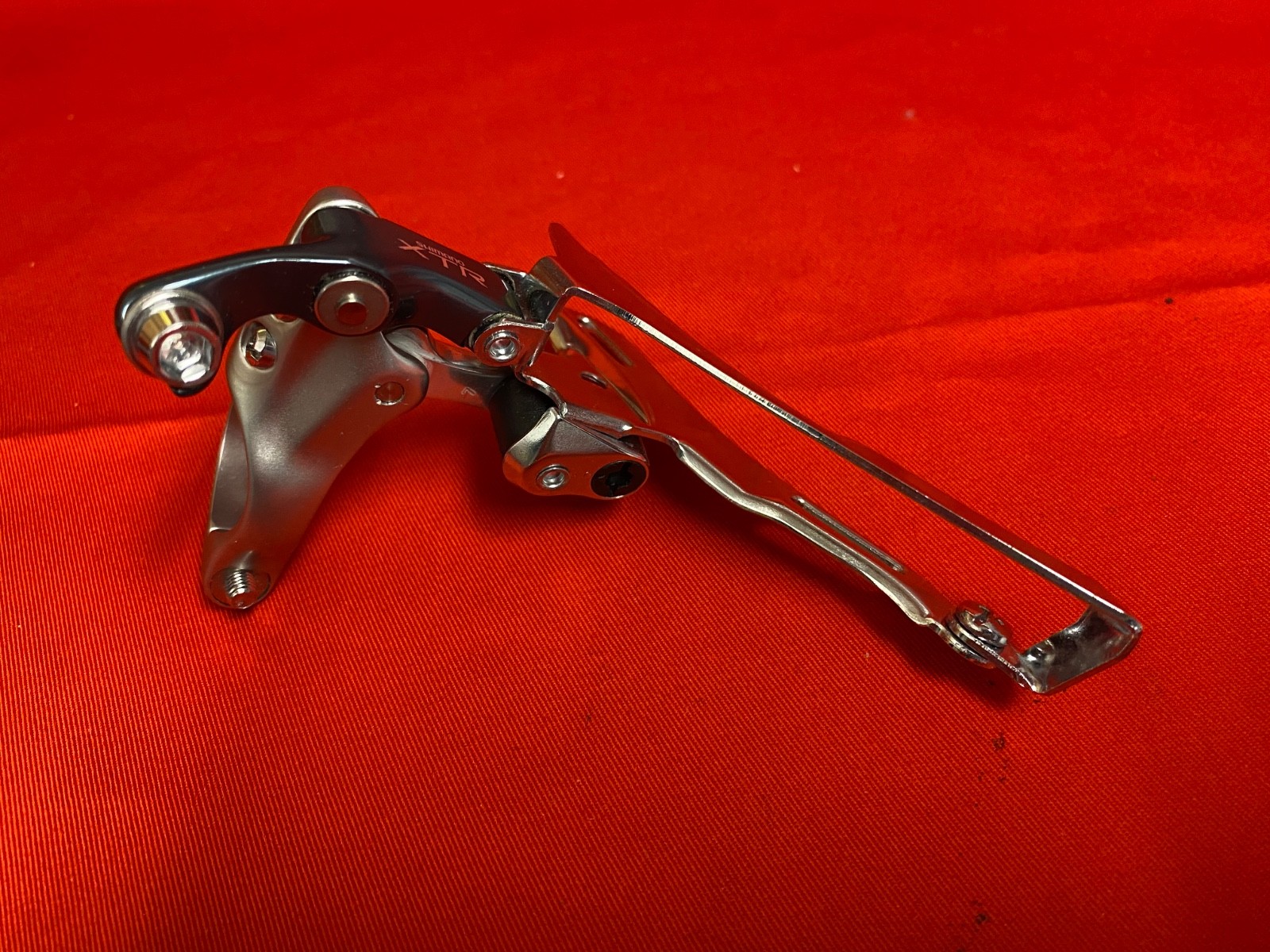 Shimano XTR FD-M900 Front Derailleur 3x8s Clamp-On 28.6 B.Pull/B.Swing