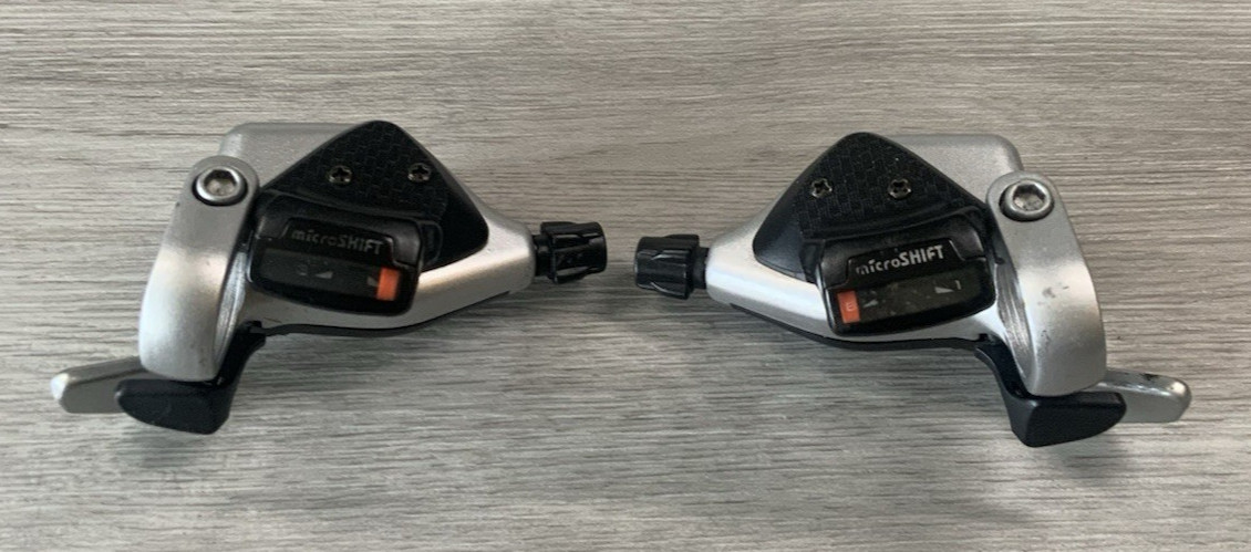 MICRO SHIFTERS 3 X 8 SPEED TRIGGER MOUNTAIN BIKE FITS 22.2 MM BAR SHIMANO COMPAT