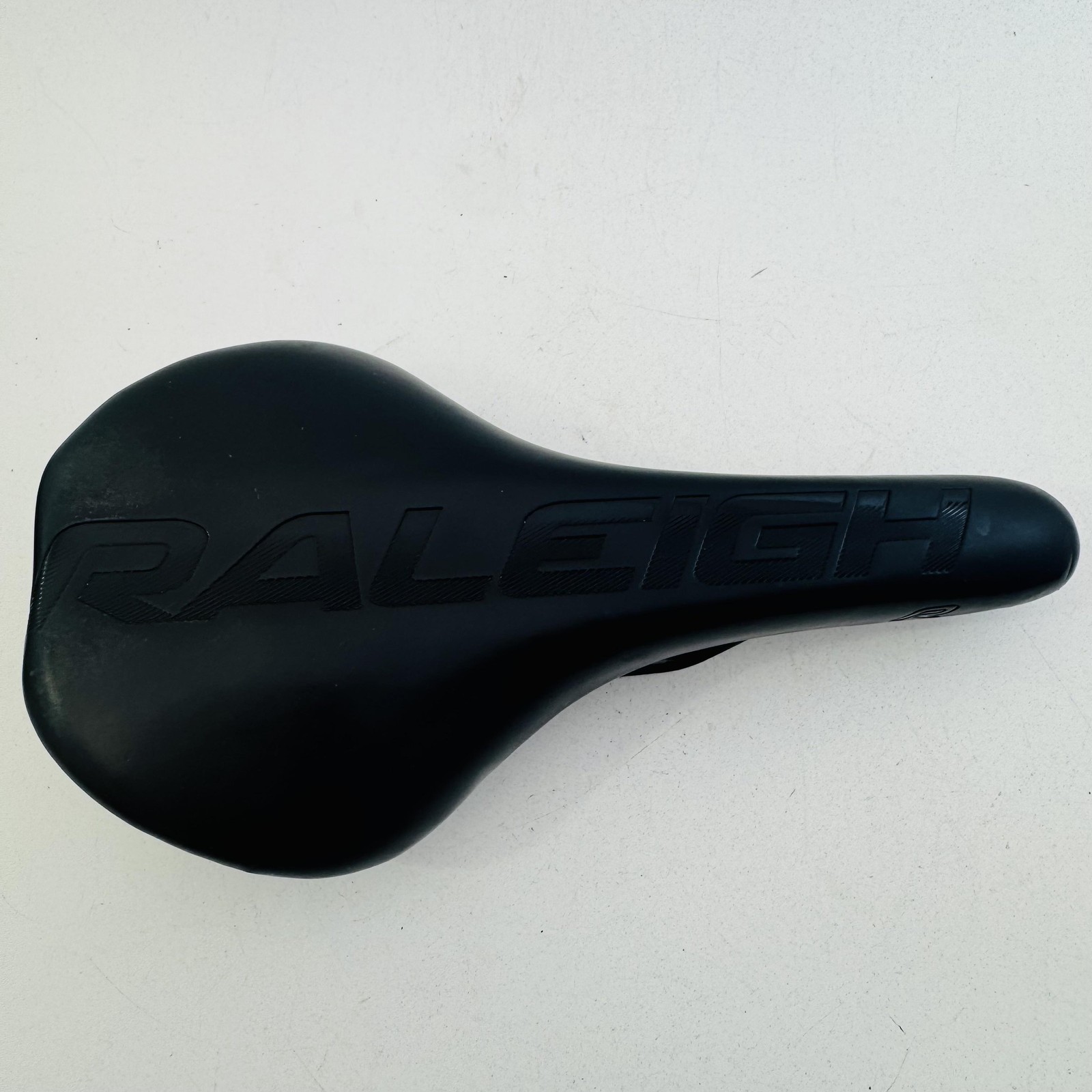 Raleigh Bicycle Saddle Seat Black Racing Steel Rails Road MTB Hybrid Bike A82