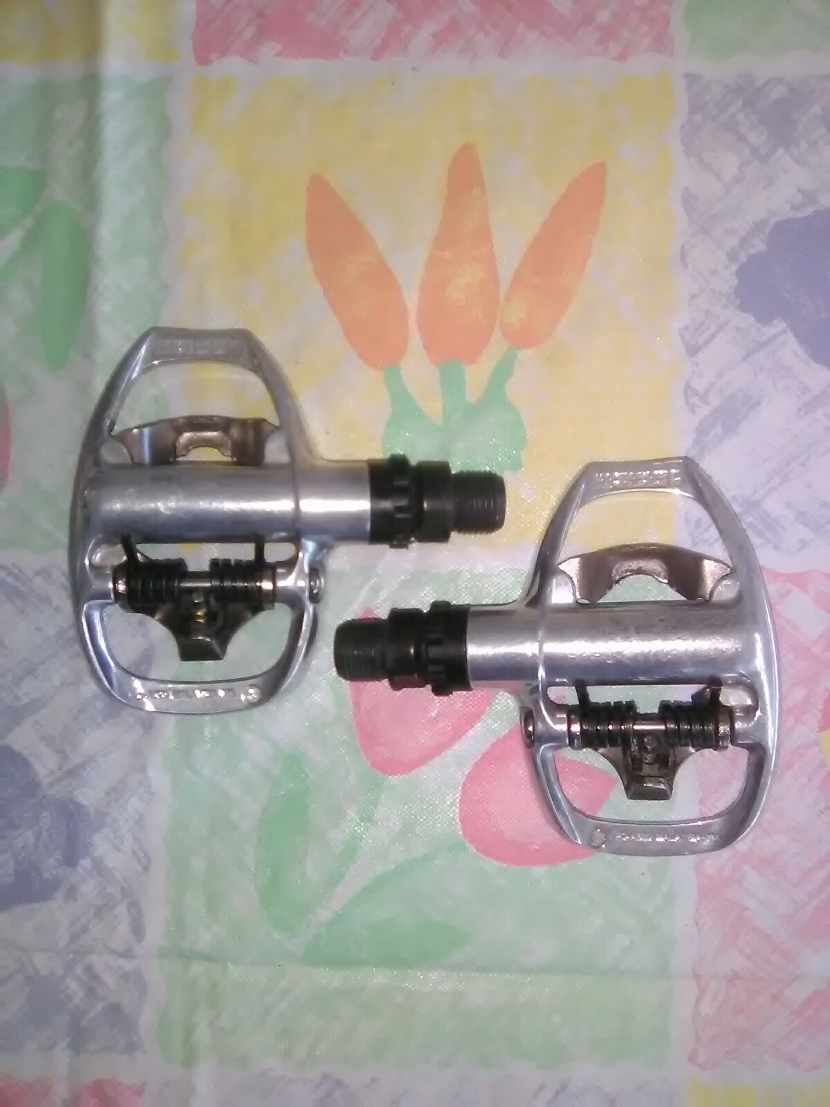 Shimano Bicycle Pedals. Spinning Mountain Bike PD A520 Clipless SPD. 2 BOLT
