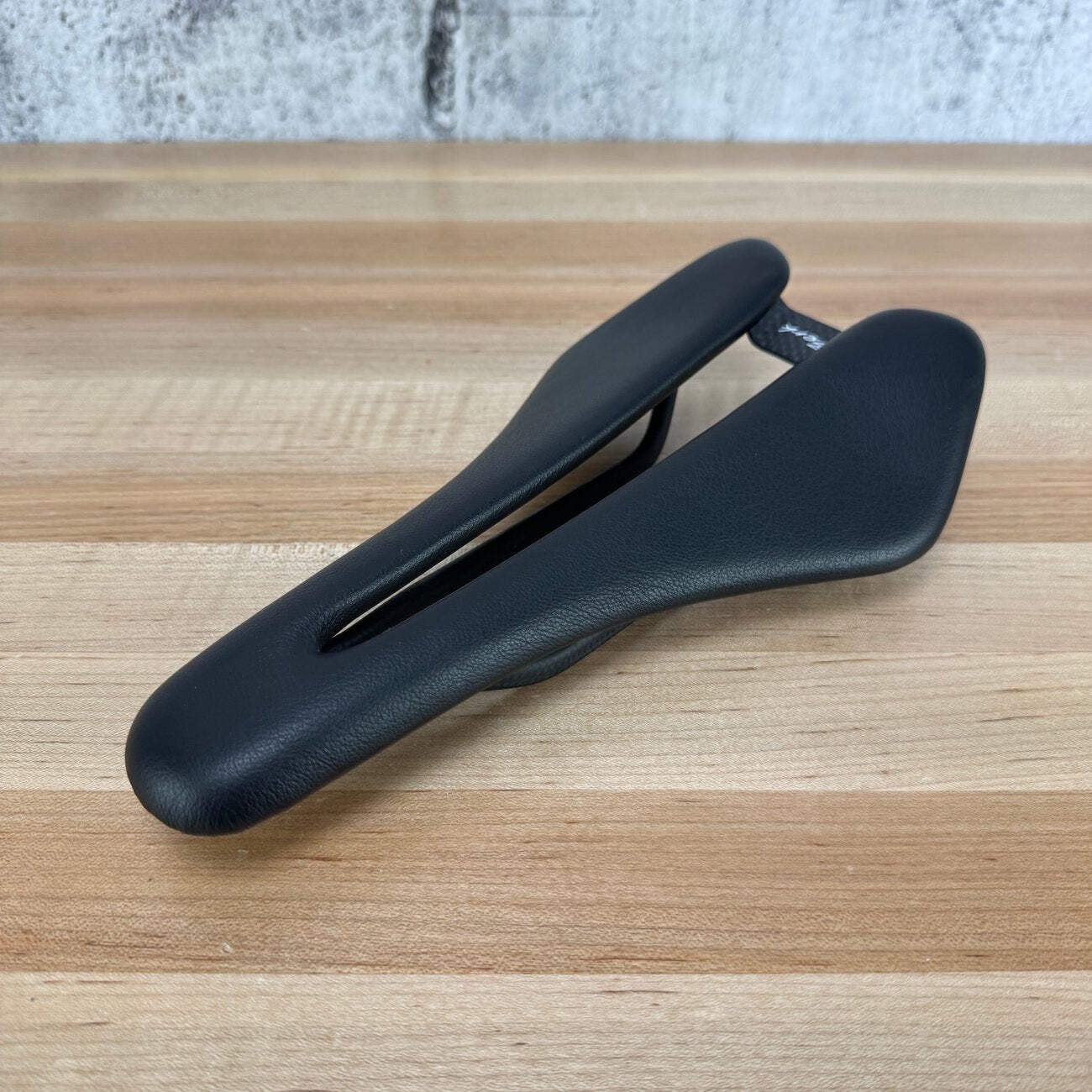 New! Berk Dila Padded 140mm 7x9mm Carbon Rails Bike Saddle 112g