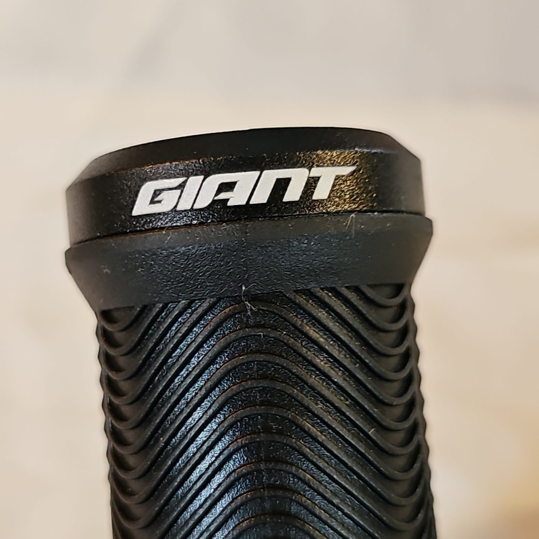 NIB Giant Tactal Pro Single Lock On Grips 132mm Wide on design 35 mm diameter