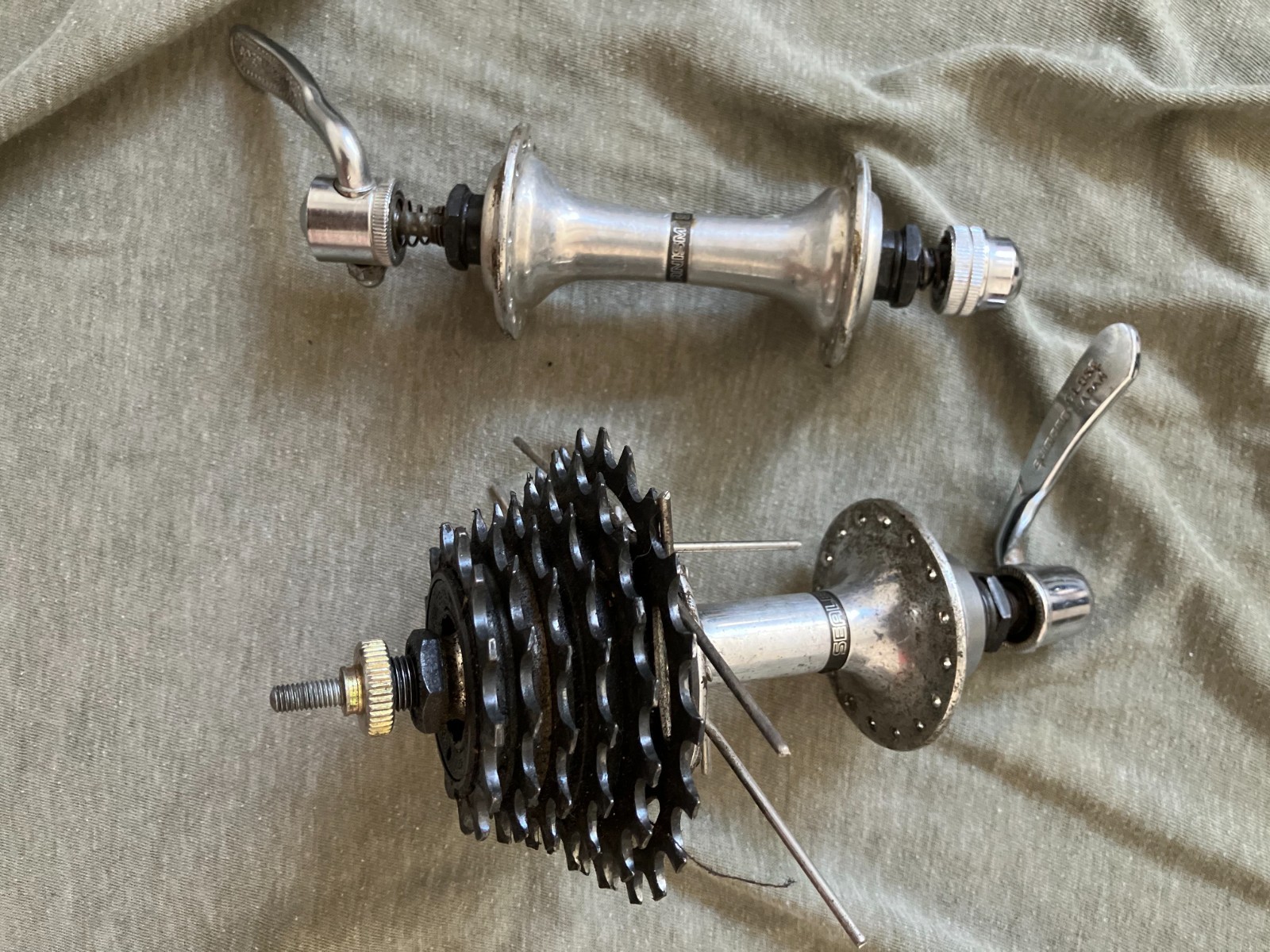 Used Shimano 600 HB-6207 Rear Front Hub 32H with Shimano 600 MF-6208 cassette.