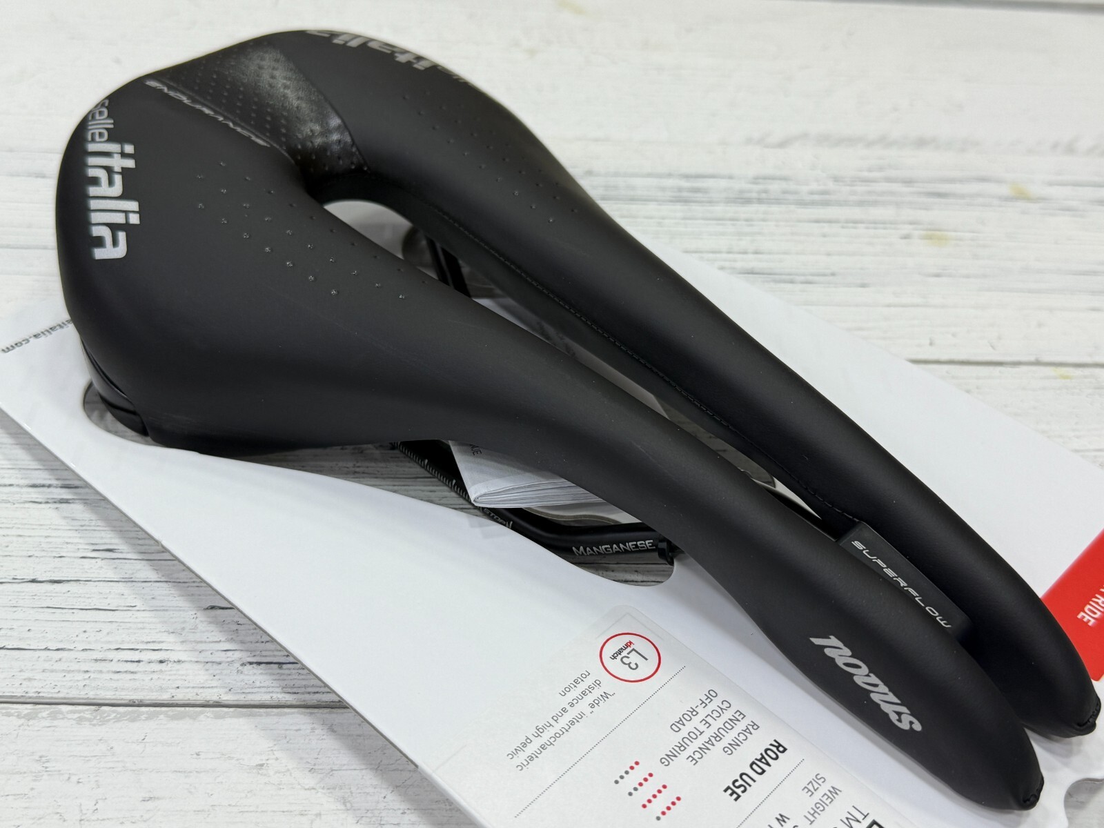 Selle Italia Novus Endurance TM Superflow Manganese Rail L3 149x282mm) Saddle