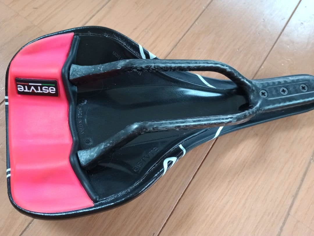 Astute ASTVTE RUSH saddle carbon rail