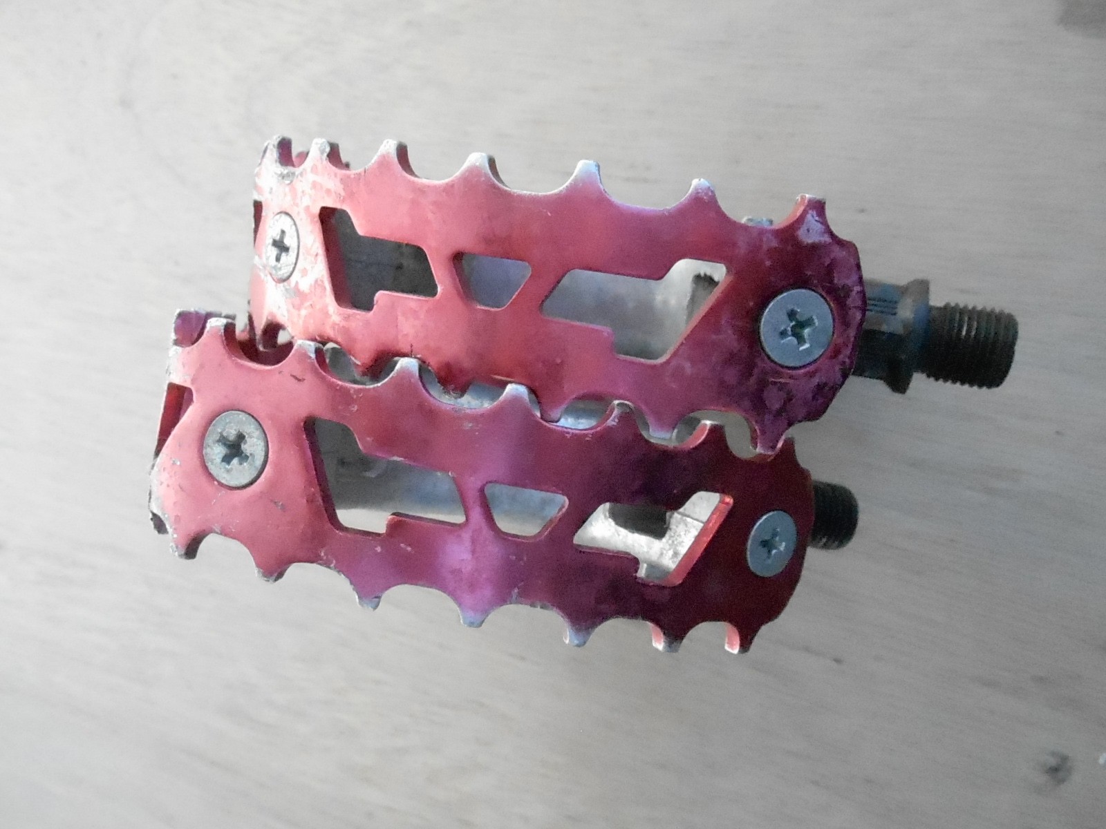 Victor Beartrap 1/2in Pedals in Red Old School BMX