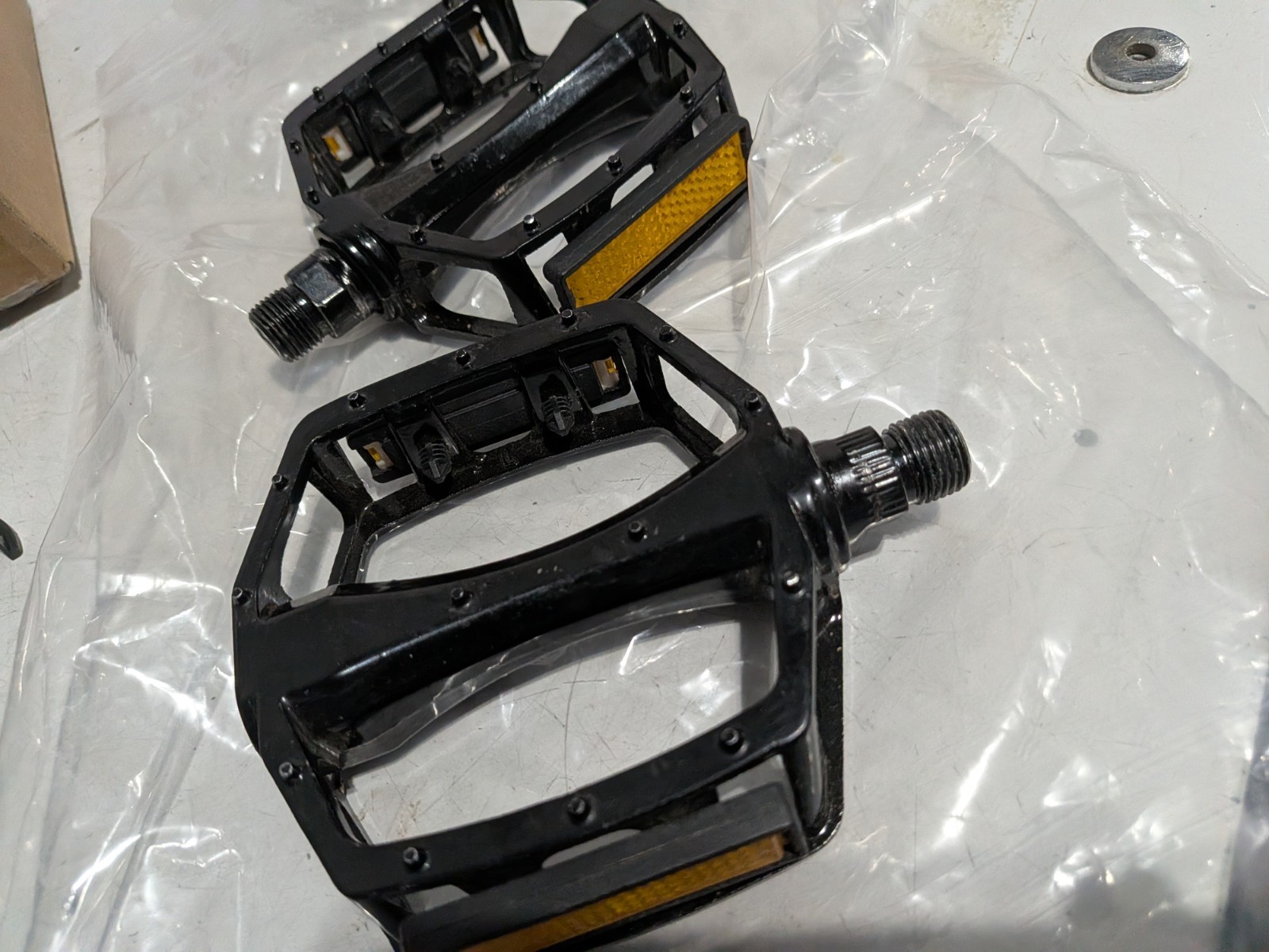 Black Metal Flat/Platform Bicycle Pedals Pair w/ Reflectors – Road MTB City