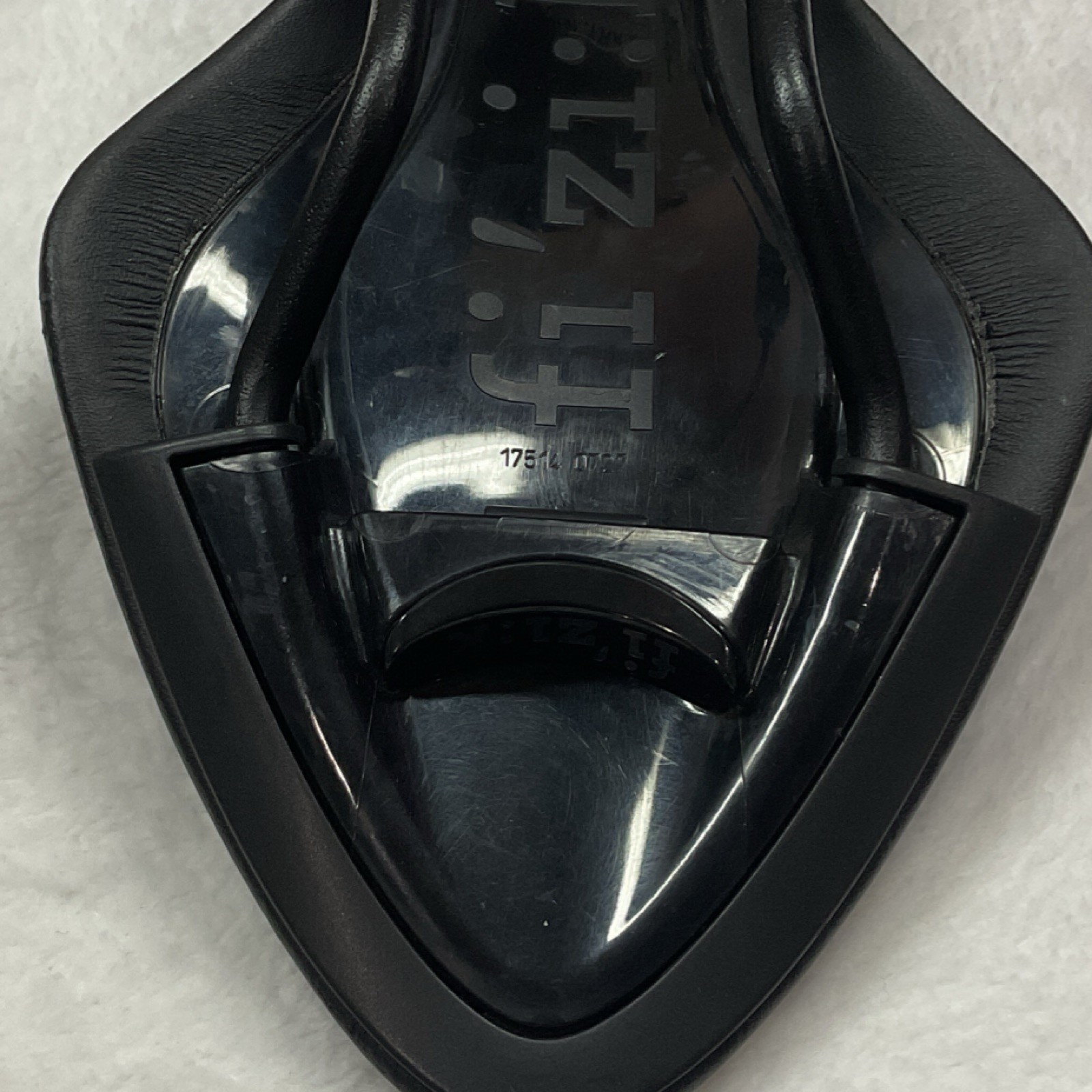 Fizik Arione R7 Black Racing Road Bike Saddle Synthetic Manganese Rails – Used