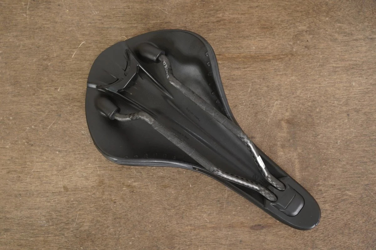 148mm (Large) Fizik Aliante Versus Evo R1 Carbon Rail Road Saddle 184g