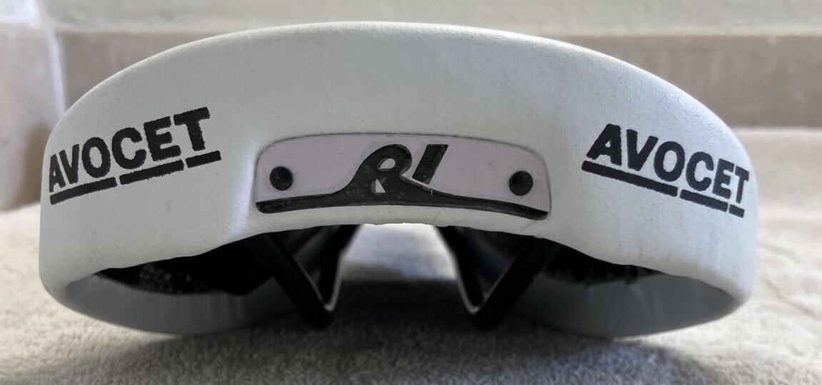 Avocet Racing I saddle NOS – White + pair of Avocet white nylon toe straps