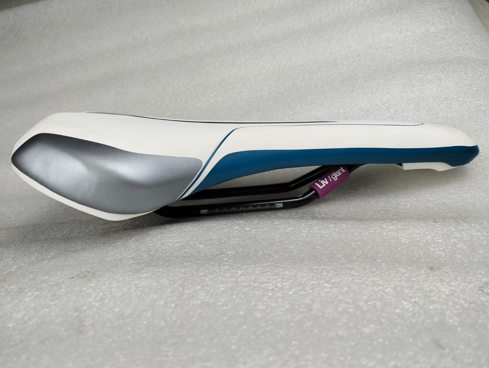 GIANT LIV CONTACT UPRIGHT PELVIC TILT SADDLE 270X160MM WHITE BLUE CRMO RAILS