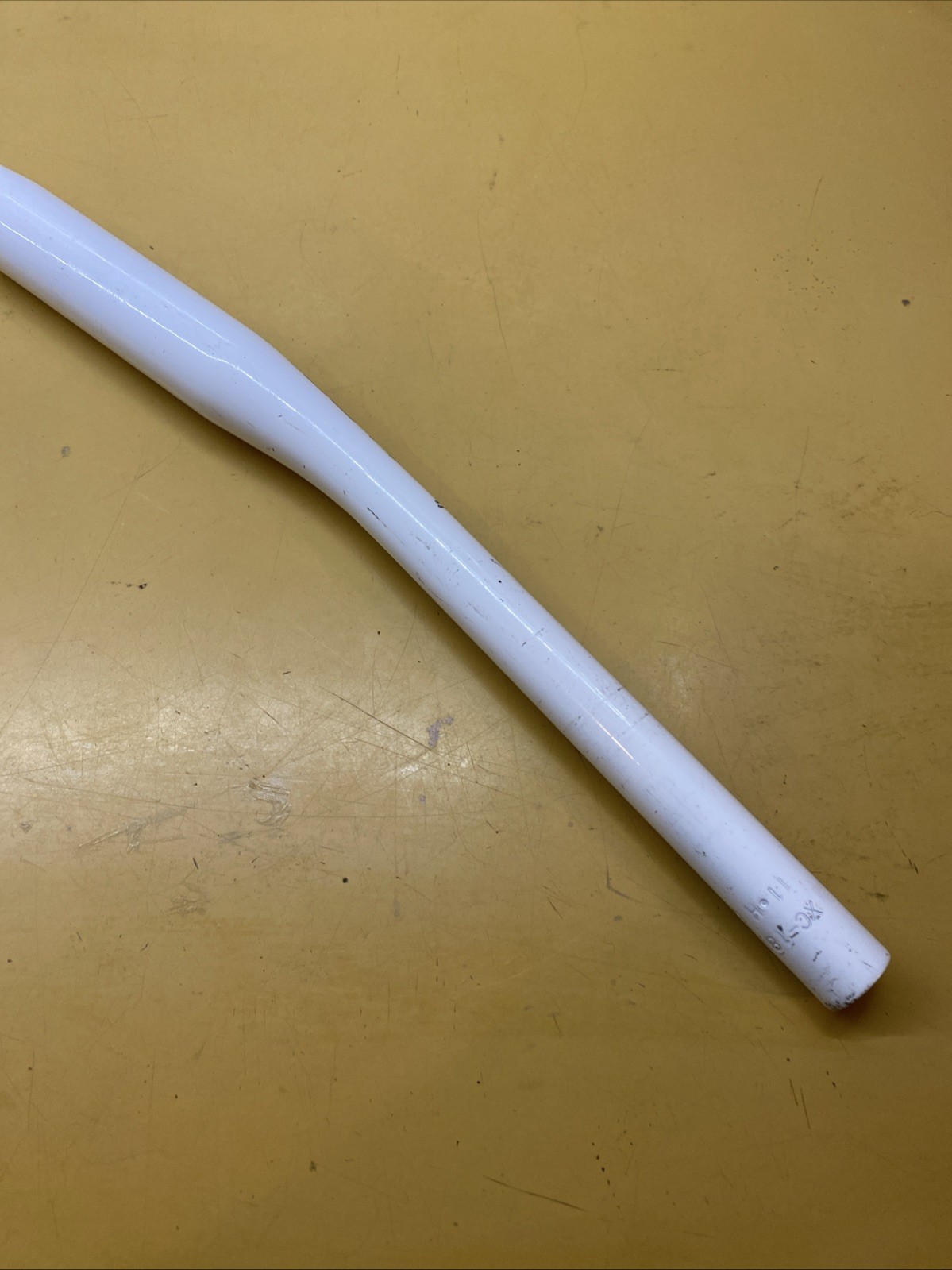 White FSA V-Drive Aluminum 600mm x 9* x 4* x 31.8 Flat Handlebar