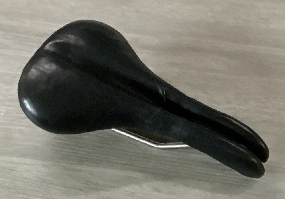 KOOBI SADDLE TITANIUM ALLOY STAYS 270 GRAMS 150 MM X 272 MM