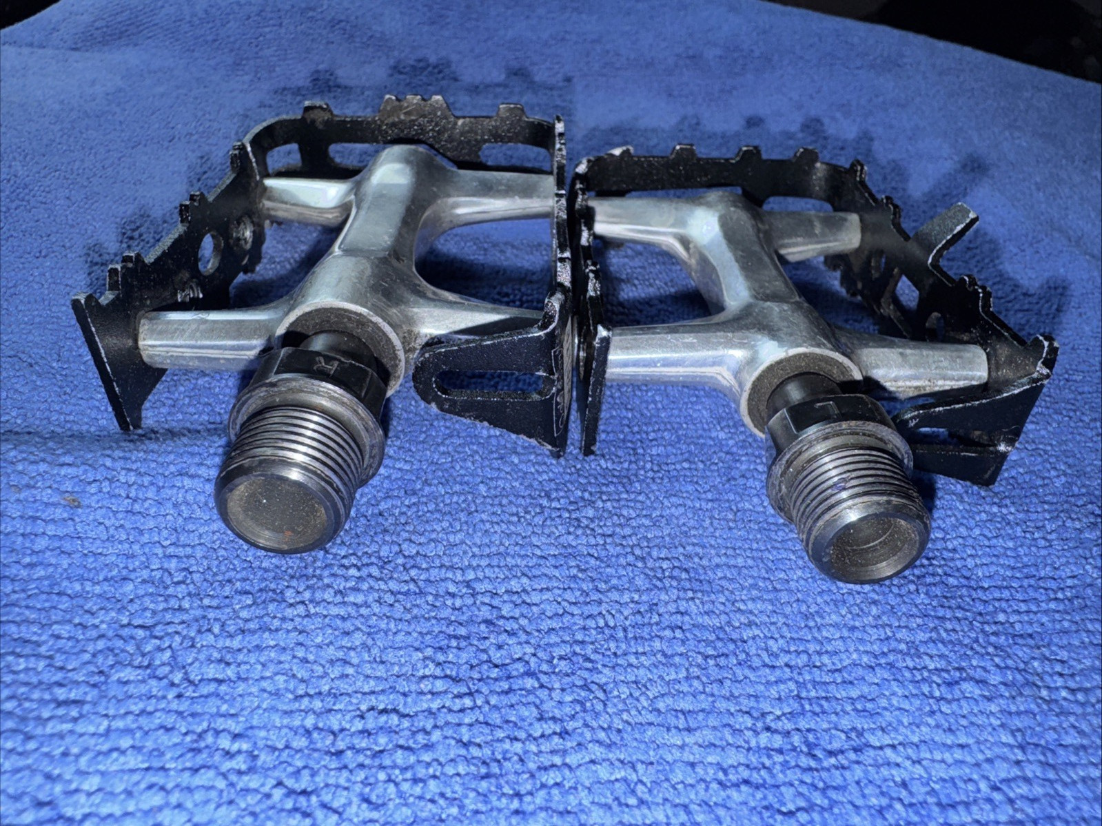 ODYSSEY SVELTE PEDALS 9/16 BLACK USED FOR PARTS ONLY RIGHT CAGE BROKEN LEFT OK
