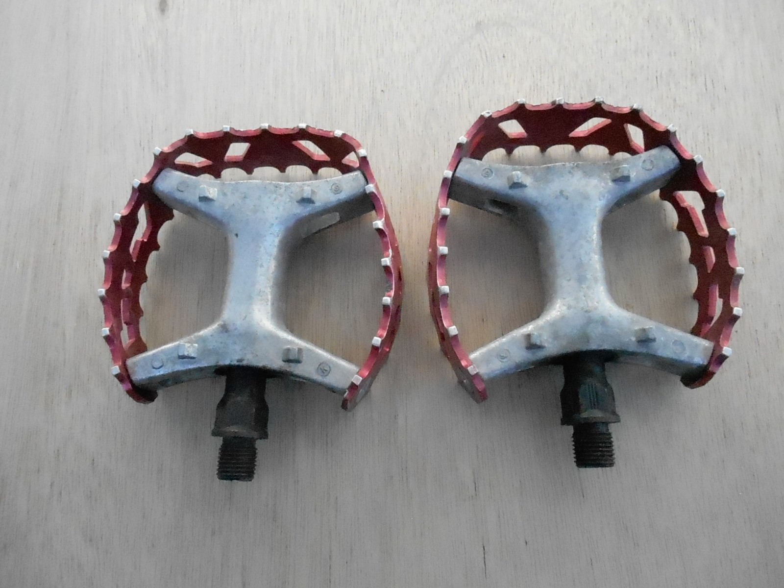 Victor Beartrap 1/2in Pedals in Red Old School BMX