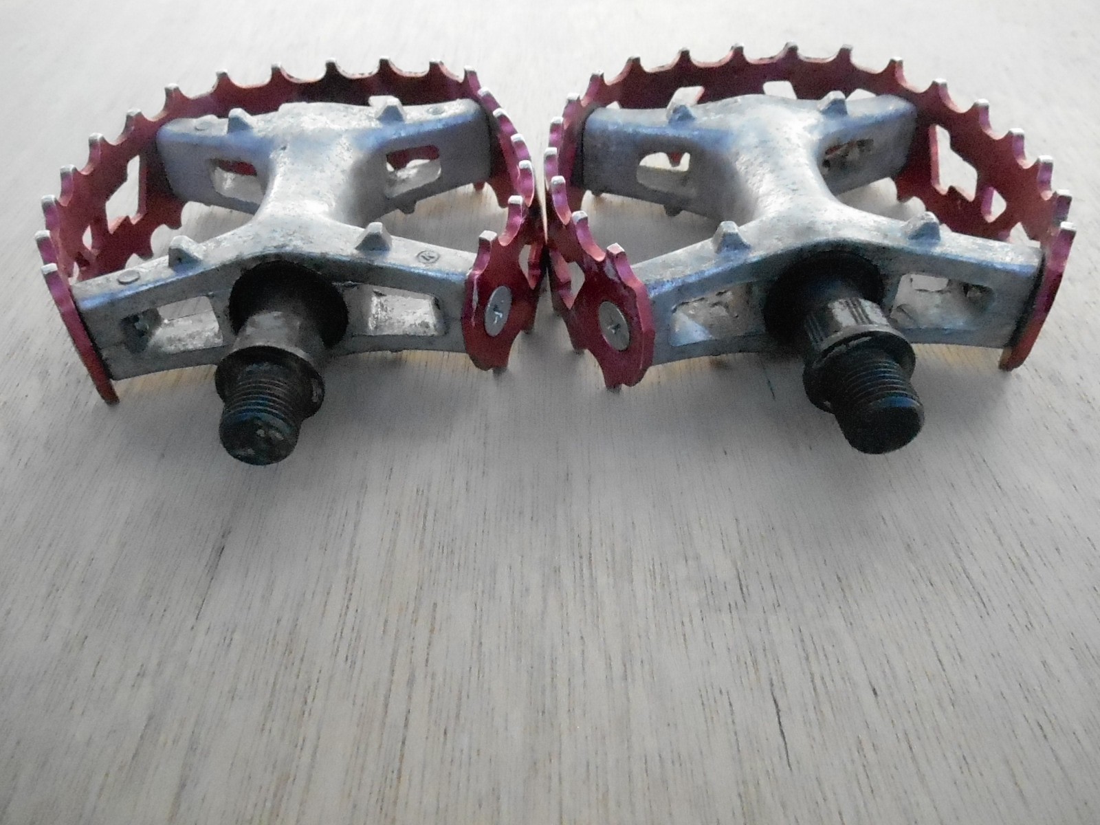 Victor Beartrap 1/2in Pedals in Red Old School BMX