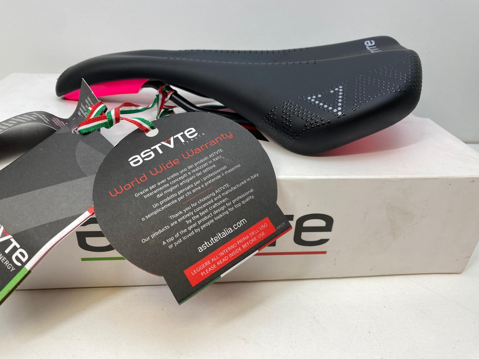 NEW Astute MISS LINE Women’s bicycle seat SADDLE 145mm Black/Pink Titan V rails