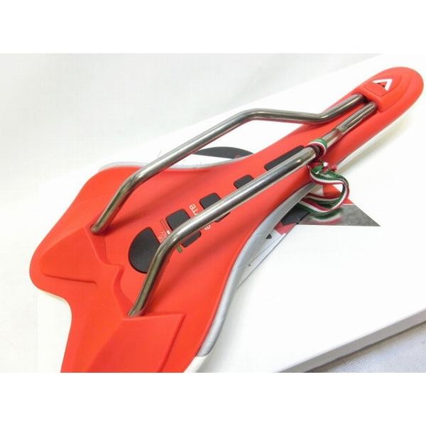Saddle Astute Saddle SKYLINE SR Titanium Vanadium Rail White/Red