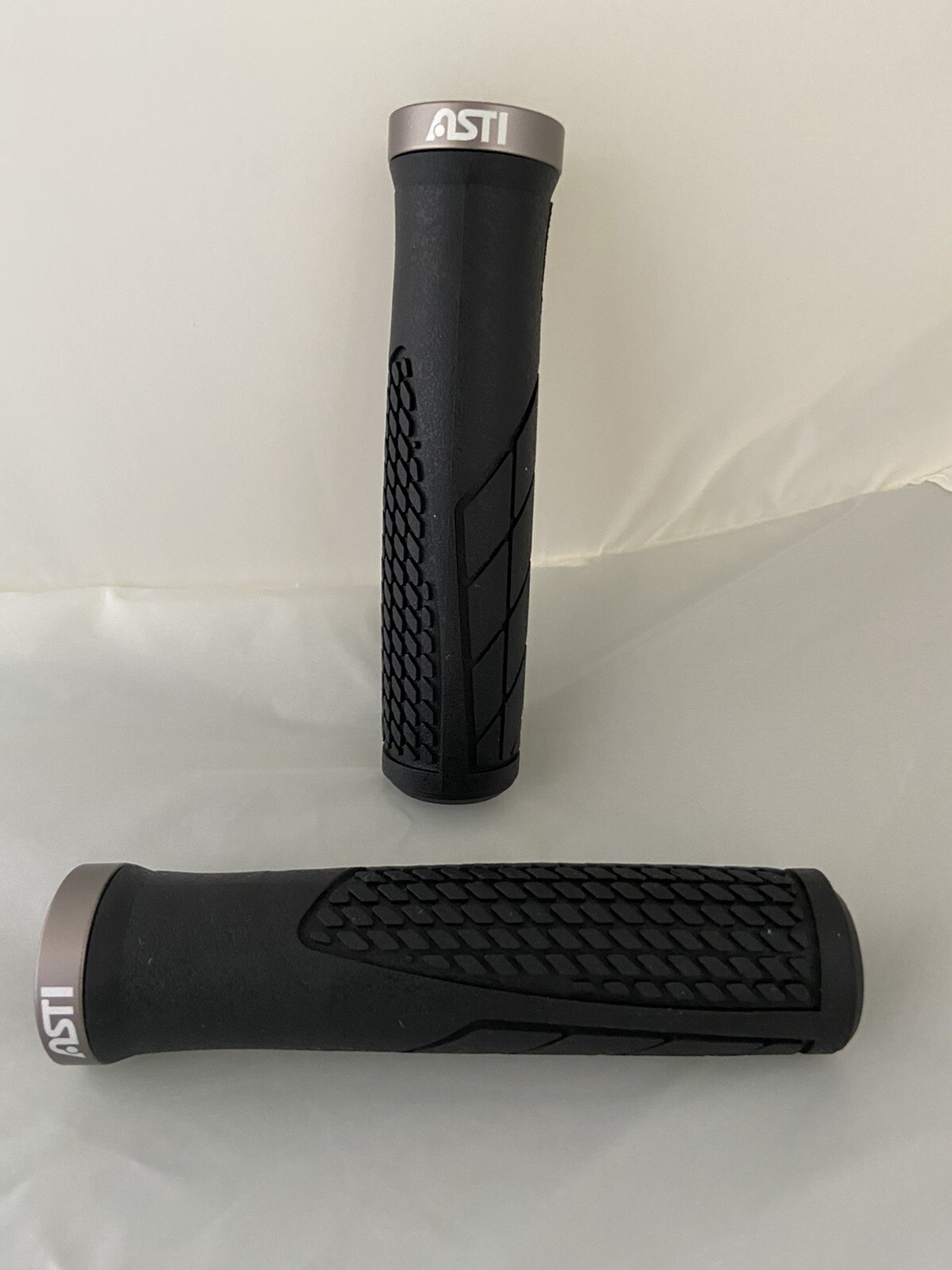Asti Shorex Ergon Ergonomic lockon Comfort BW MTB BMX Bike Handlebar Grips White
