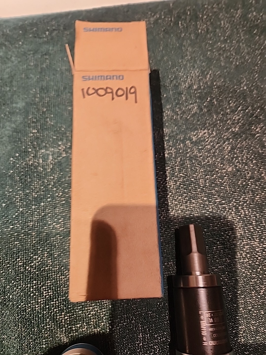 Shimano BB-UN300 Bottom Bracket – English, 68 x 110mm Spindle, Square Taper JIS