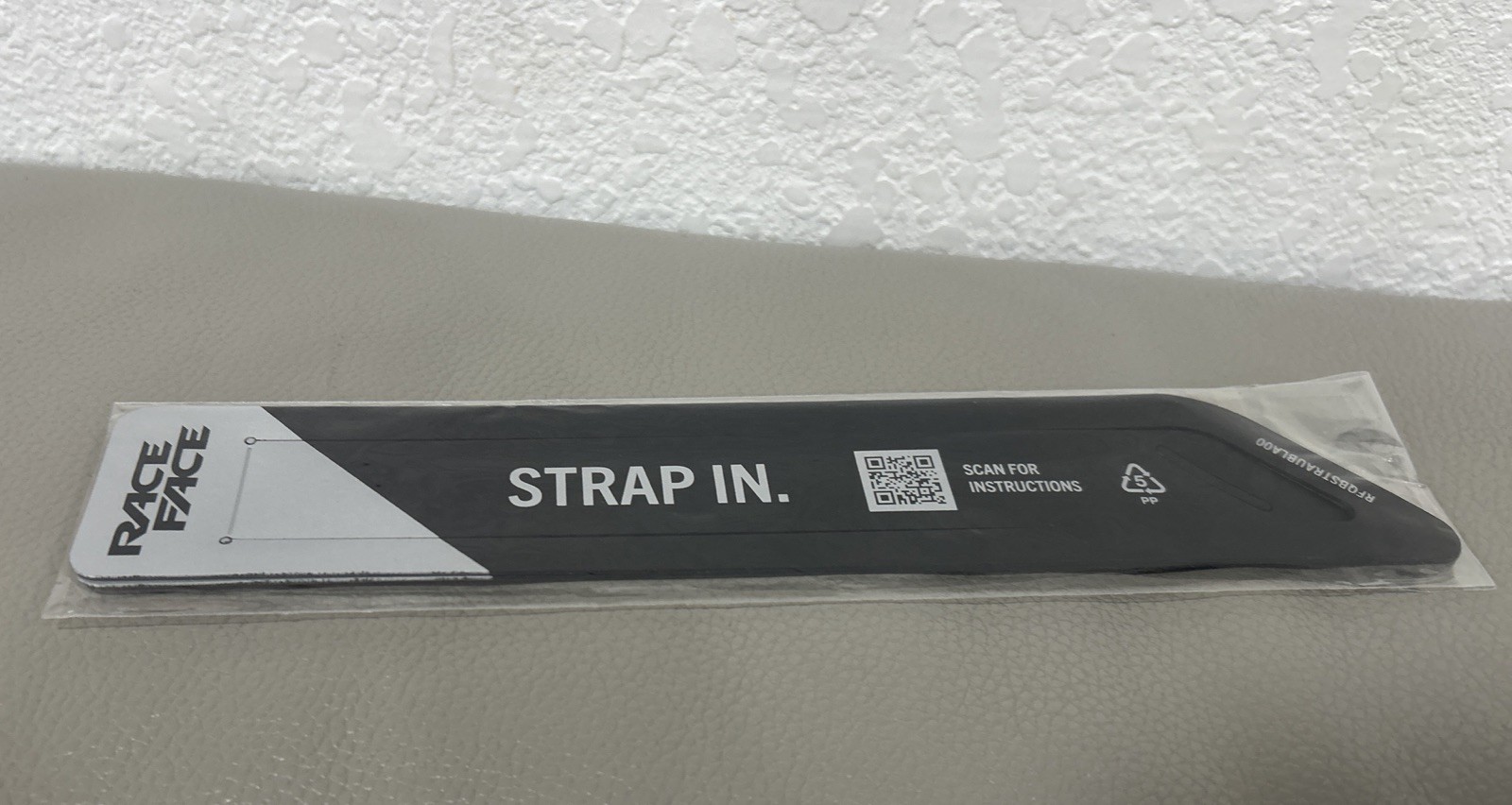 (Pack Of 2) RaceFace Strap Threader – Black, One Size
