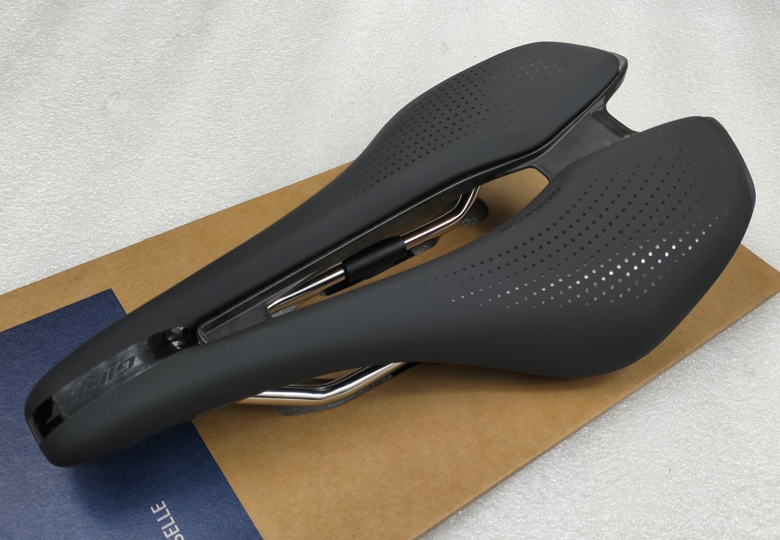 GIANT FLEET SL BLACK SADDLE 248X145MM SHORT NOSE CARBON COMPOSITE WEIGHT 222g