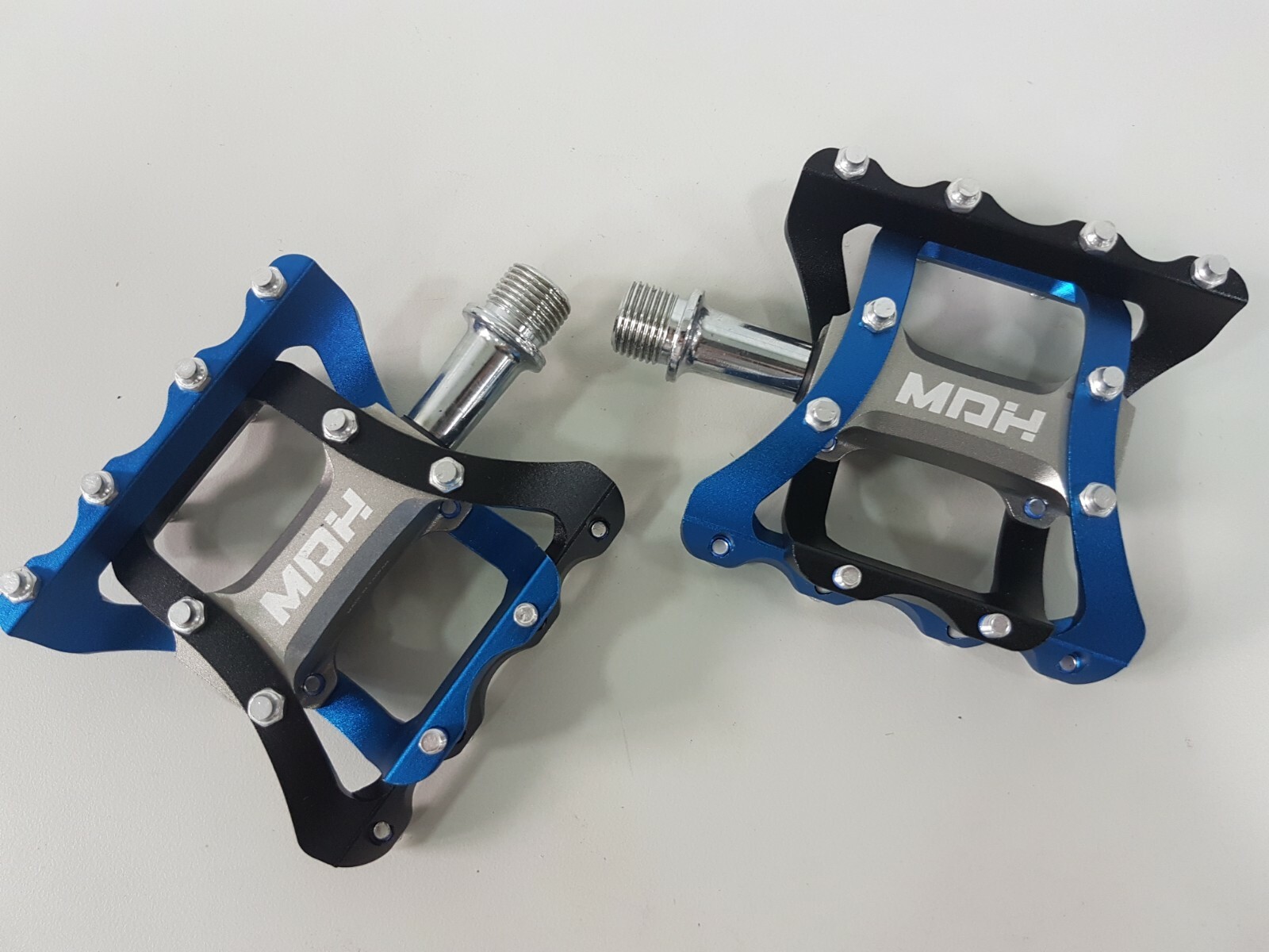 MDH Change – Small Area PVB03 275g 92x75x30mm Bicycle Pedal Black Blue