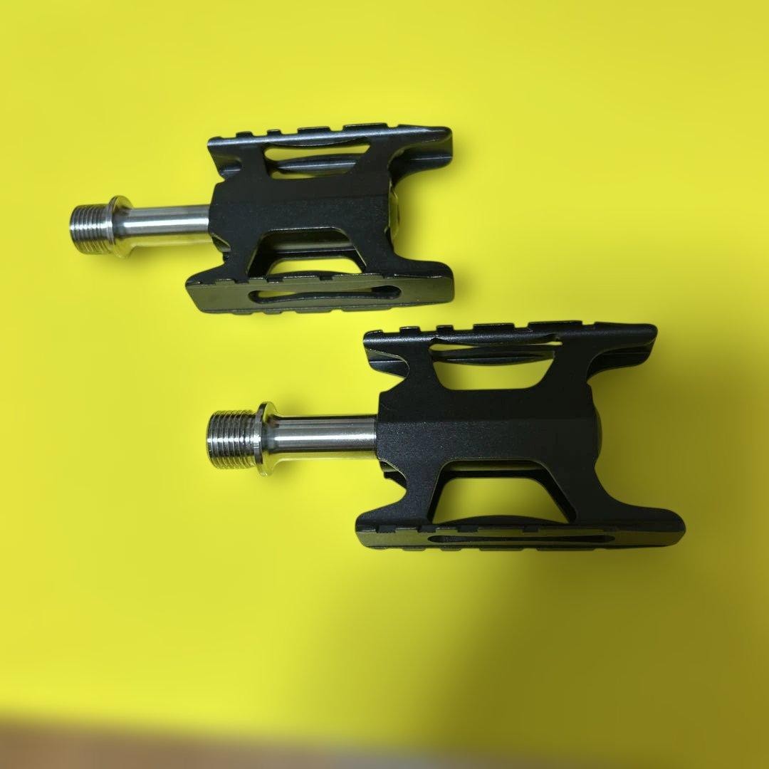 Titanium Flat Pedal Black 9/16 Inch Lightweight Durable 127g