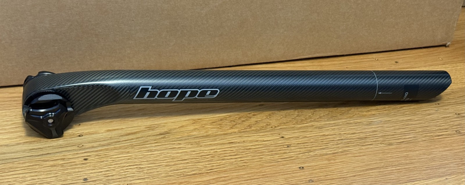 Hope 30.9mm diameter carbon seatpost, 15mm setback