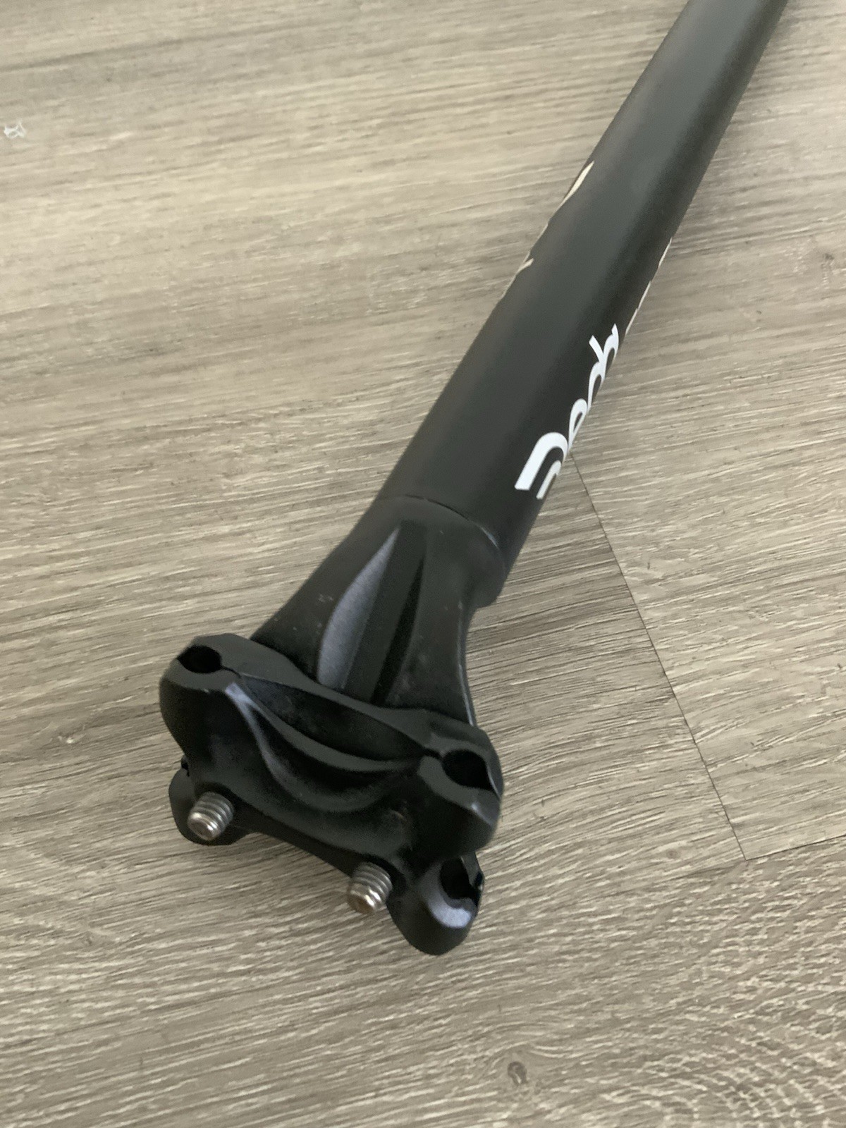 DEDA RS ALUMINUM SEAT POST 27.2 MM x 300 MM TOTAL POST LENGTH 292 GRAMS