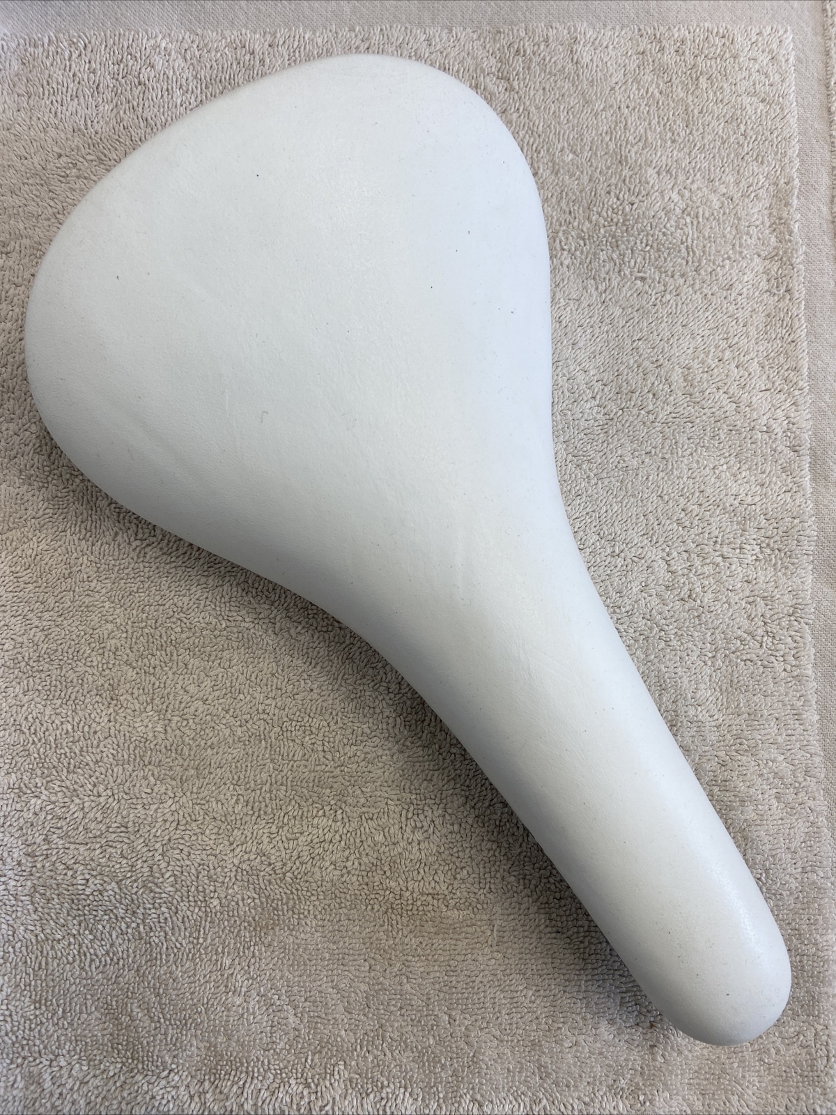 Avocet Racing I saddle NOS – White + pair of Avocet white nylon toe straps