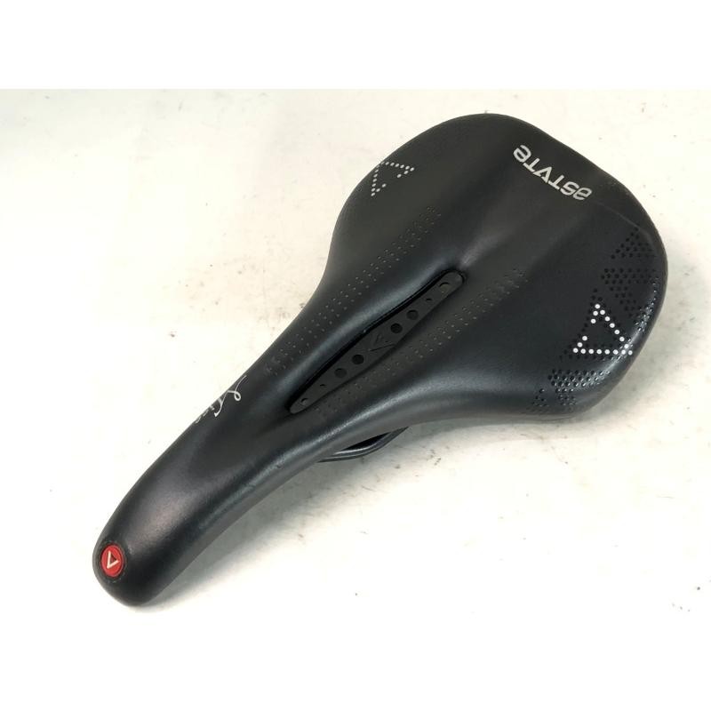 ASTUTE MISS LINE SADDLE Saddle