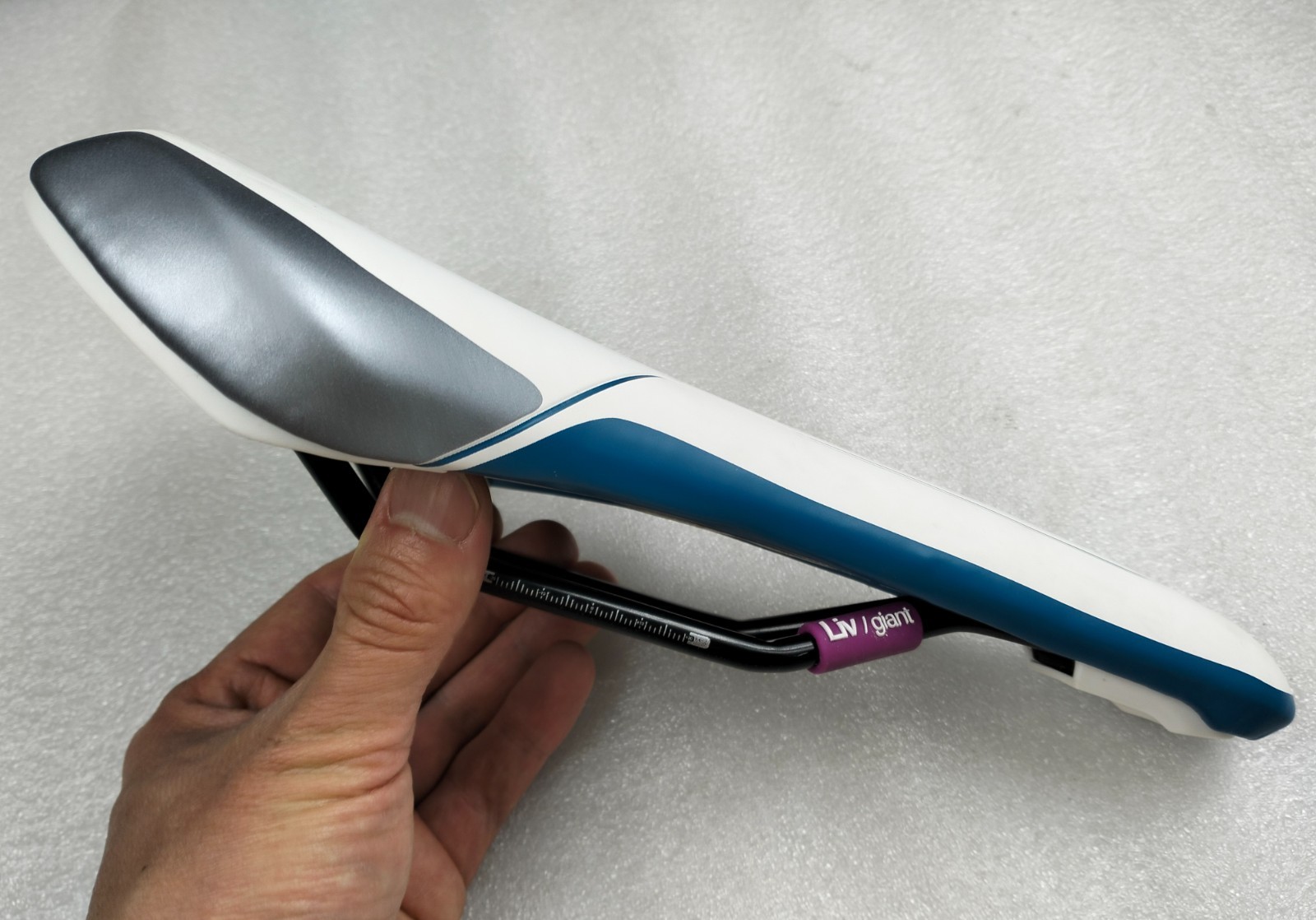 GIANT LIV CONTACT UPRIGHT PELVIC TILT SADDLE 270X160MM WHITE BLUE CRMO RAILS