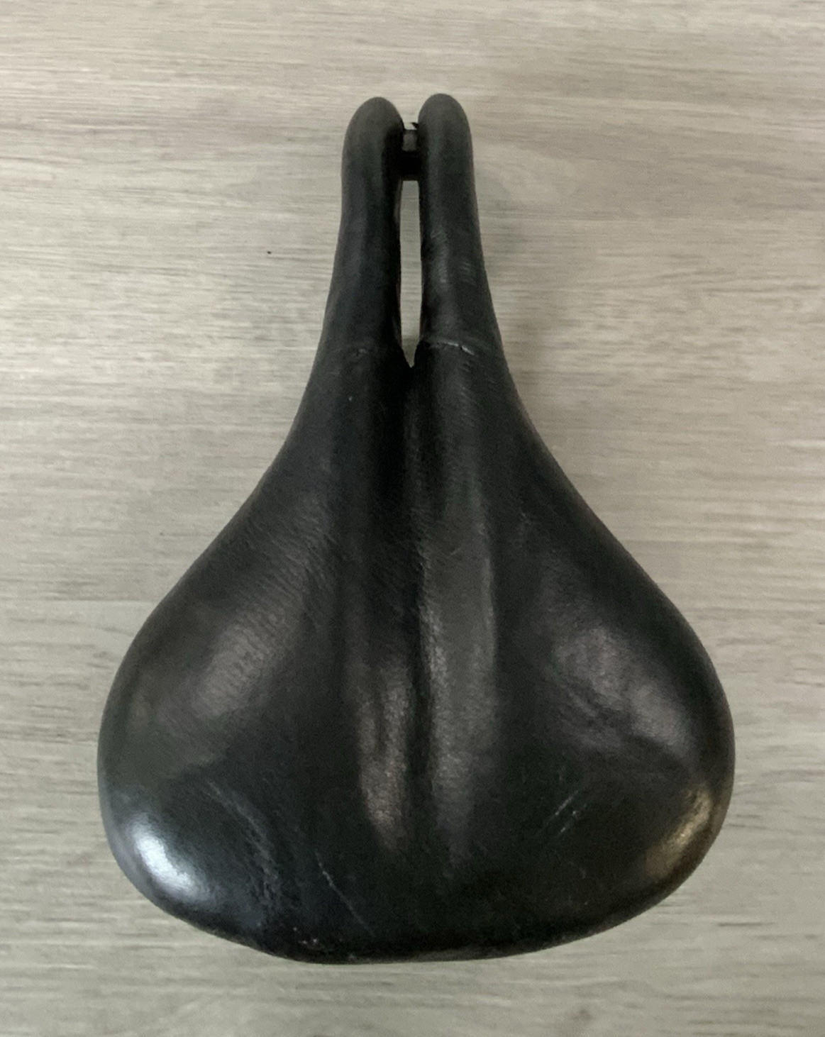KOOBI SADDLE TITANIUM ALLOY STAYS 270 GRAMS 150 MM X 272 MM