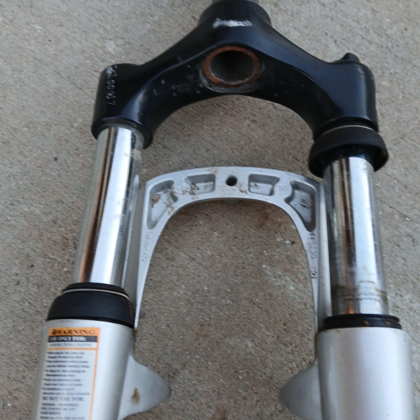 SR Suntour Suspension Fork 24.5” SF11-XCT-JR-24 from a Specialized Hotrock