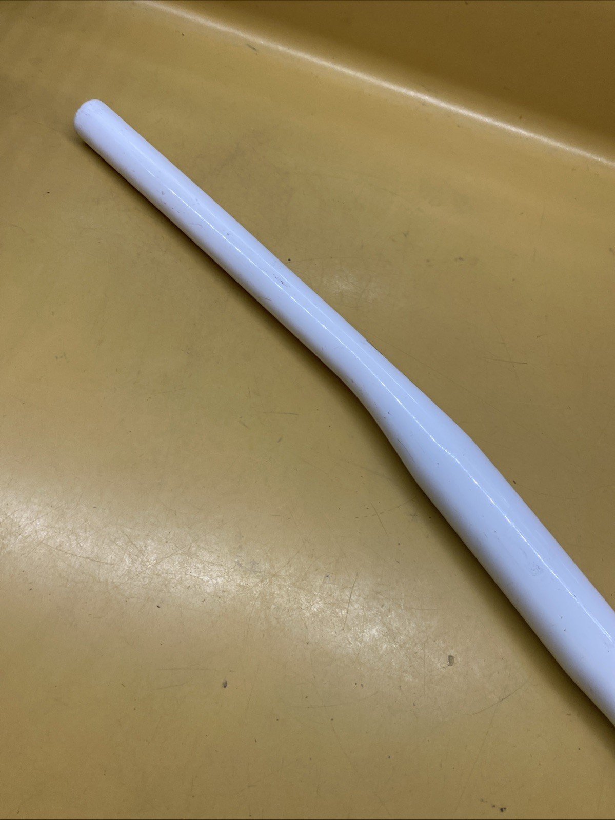 White FSA V-Drive Aluminum 600mm x 9* x 4* x 31.8 Flat Handlebar