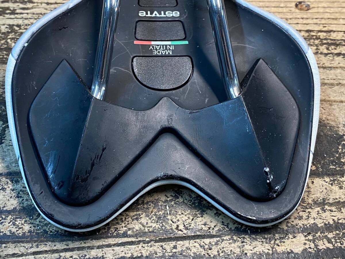 ASTUTE Skyline SR Saddle White with Titanium Rails Lightweight and comfortable
