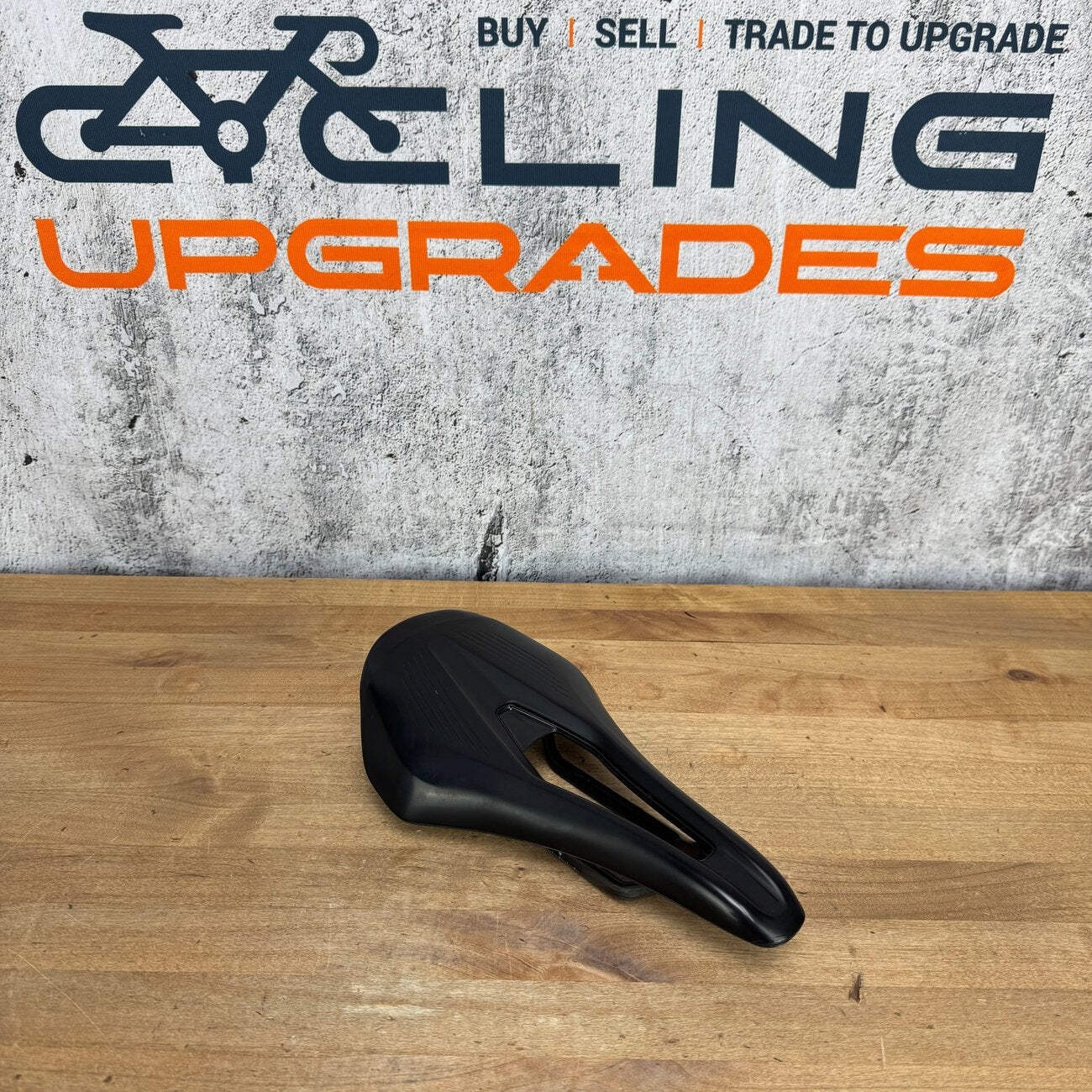 Fizik Argo Vento R1 140mm 7x9mm Carbon Rails Bike Saddle 193g