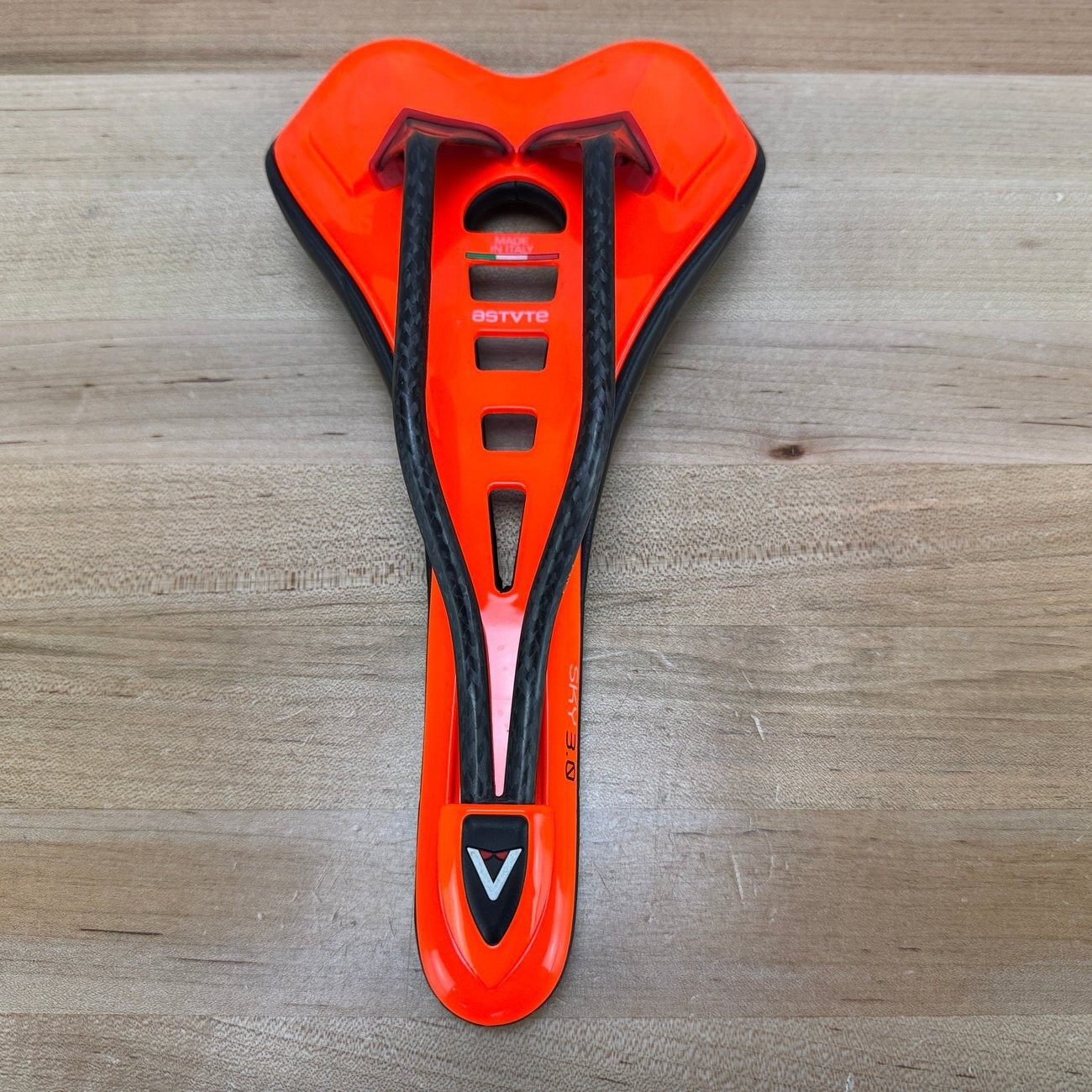 Low Mile! Astute Sky Lite 3.0 7x9mm Carbon Rails 135mm Bike Saddle 196g