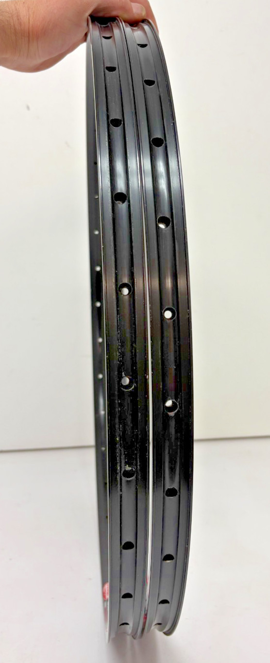 (2) Stan’s No Tubes 32-Hole Black Aluminum 559×21/26″ Mountain Bike Rims GREAT
