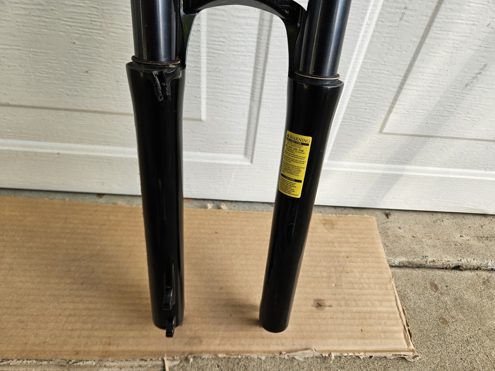 26″ Suntour Epicon 1-1/8″ Threadless Air Suspension Fork Magnesium Black