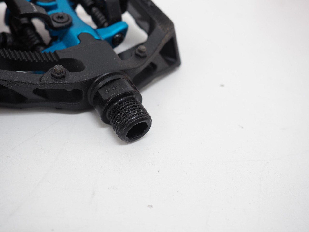 New! Xpedo GFX Neo Blue/Black Clipless Flat/Platform Pedals w/ Cleats