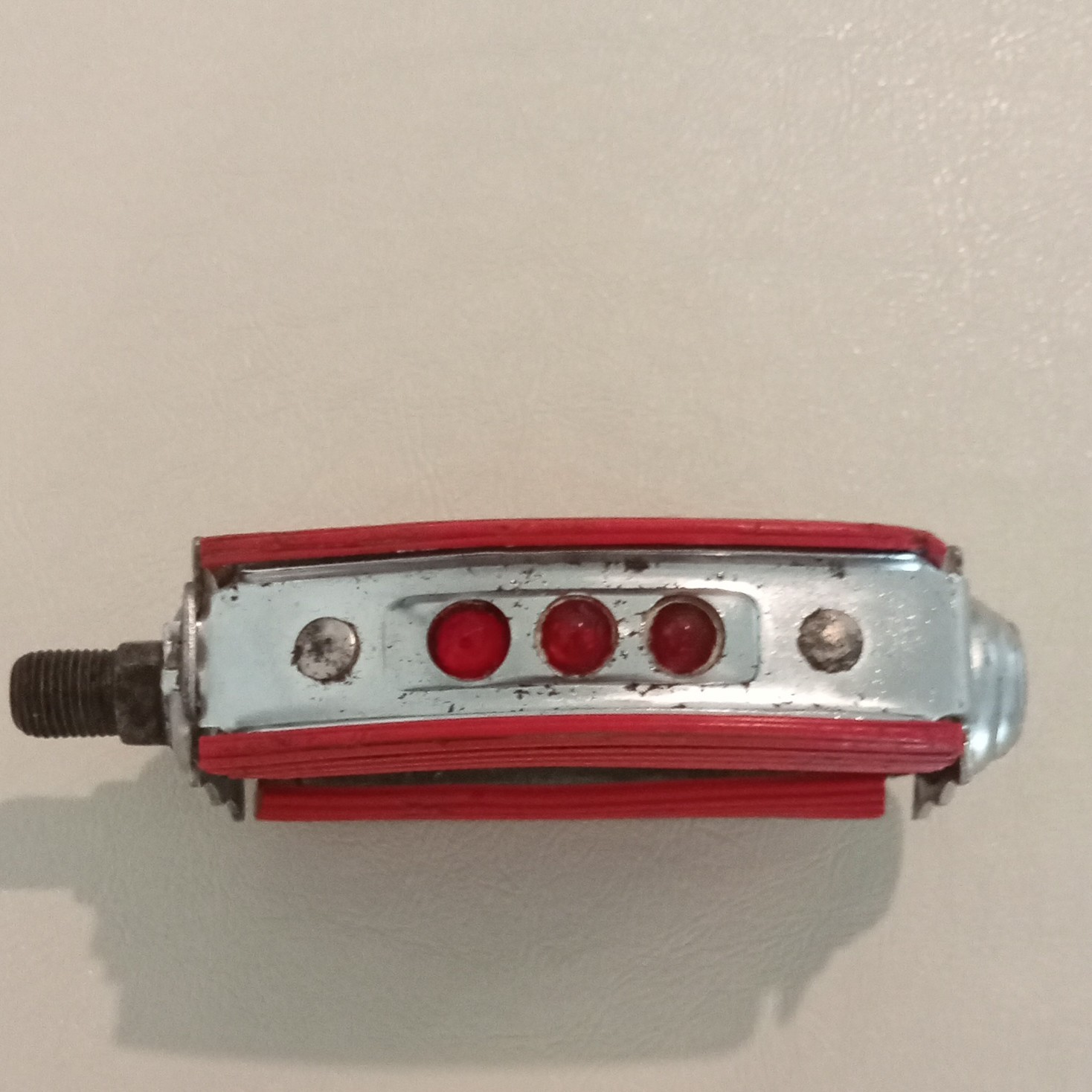 Red/Silver Flat/Bow Bicycle Pedals 1/2 in Axle Rubber Tread Jeweled Reflectors