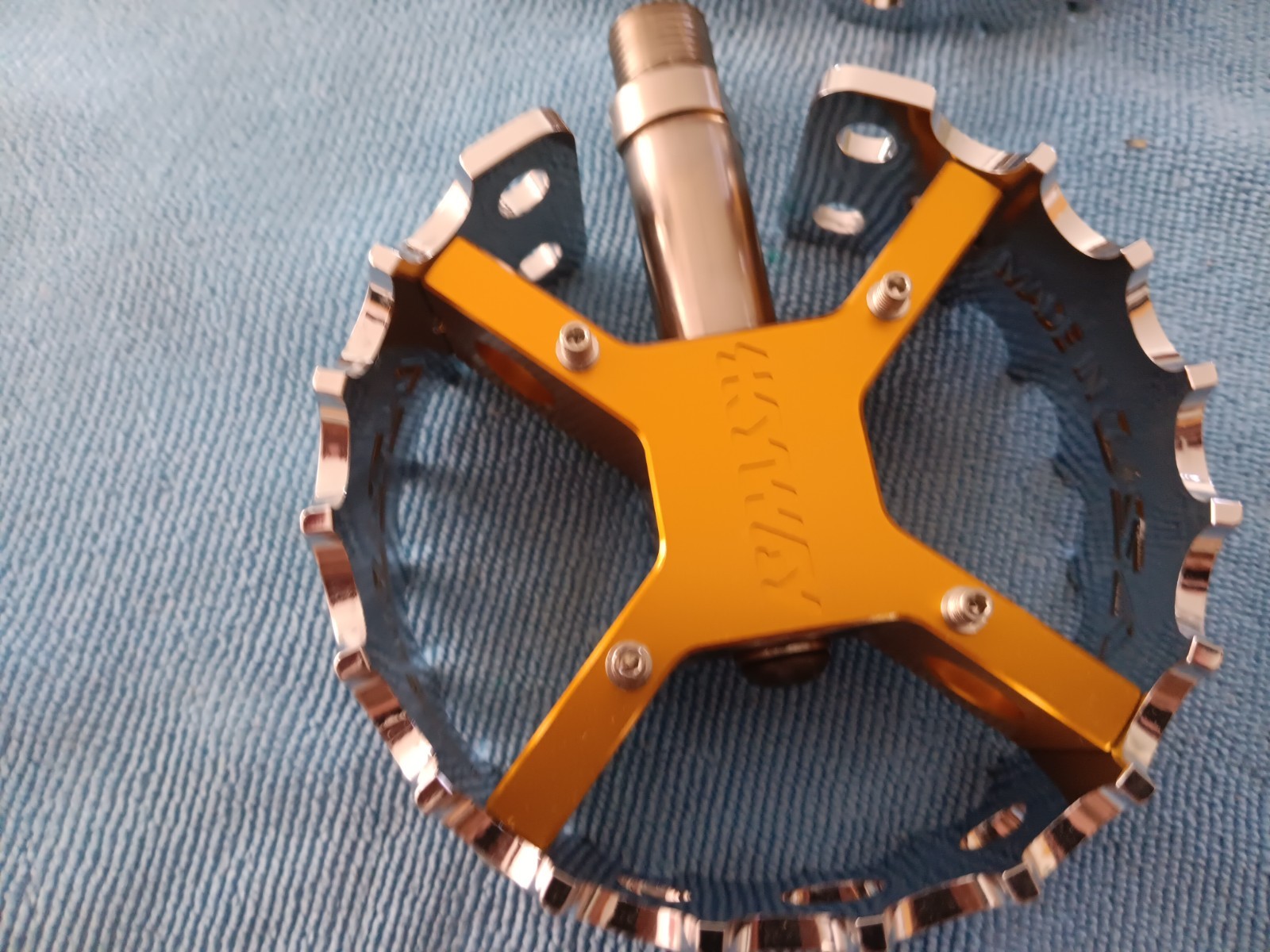 Bullseye Skyway Cage Pedals Chrome and Gold 9/16