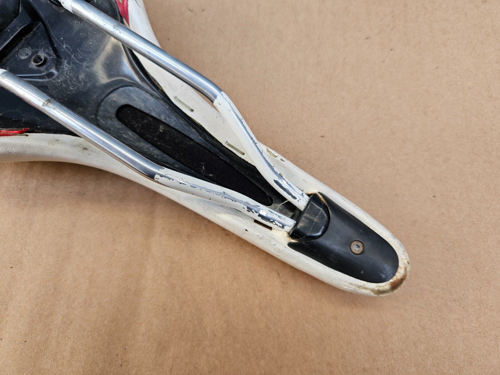Oval Concepts (Fuji) 300 Road Bike Saddle White Red