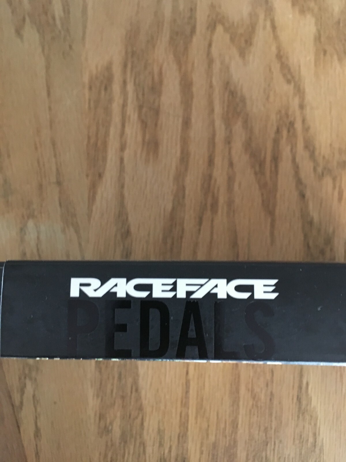 Race Face Chester Platform Mountain Bike Pedals 9/16″ / Yellow with Razer Grips