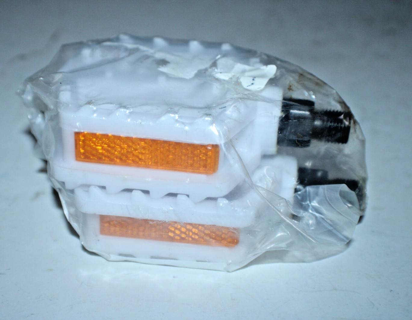 VP Junior Kids Bike Pedals White 9/16 Resin Reflectors Steel Axle Free Shipping!