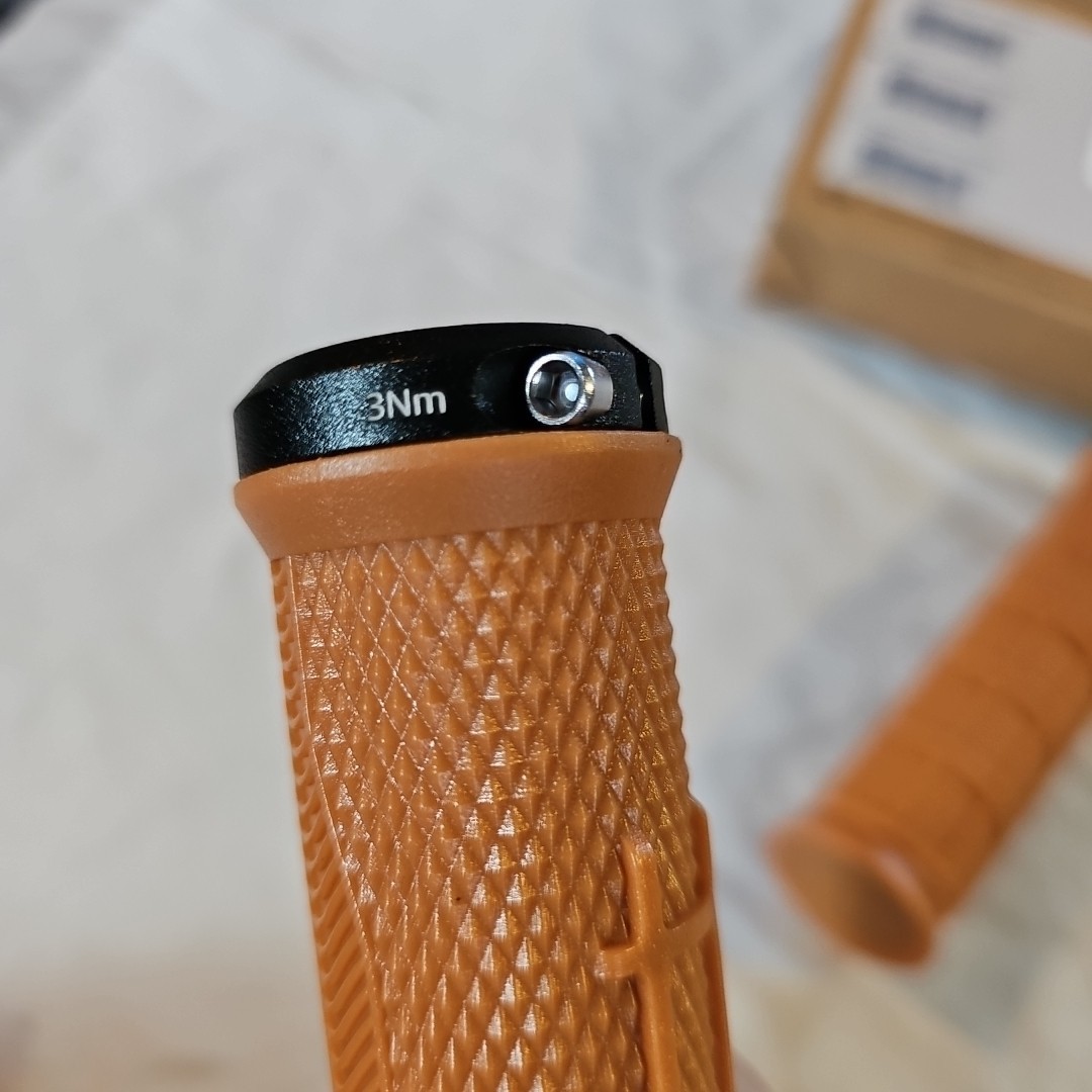 NIB Giant Tactal Pro Single Lock On Grips 132mm Wide on design 35 mm diameter