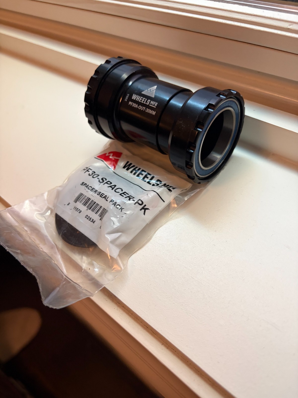NEW Wheels Mfg PF30A-OUT-30MM Outboard ABEC3 Bicycle Bottom Bracket Cannondale