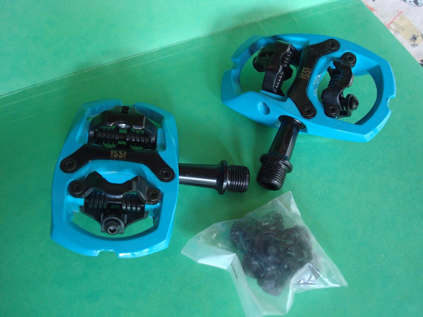 iSSi Trail II Clipless SPD Pedal- Dual Sided Bright Teal with cleats